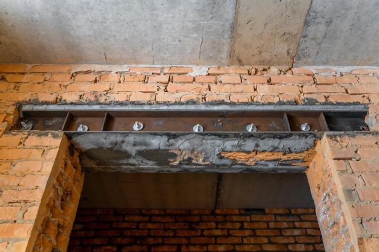 Ouvrir un mur porteur nécessite un renforcement de structure adapté.