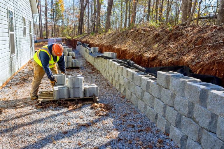 Un mur de soutènement stabilise un terrain en pente près de Tours.